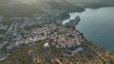 Antalya bölgesinde lüks yatlarla dolu Ka kasabasındaki göz kamaştırıcı marinaya bakın..
