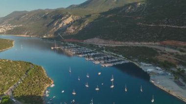 Büyüleyici lüks yatlar ve güzel kıyı manzaralarıyla dolu Ka kasabasındaki büyük marinanın tadını çıkarın..