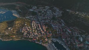 Lüks yatlarla dolu ve manzaralı güzelliklerle çevrili Ka kasabasındaki marinayı görün..