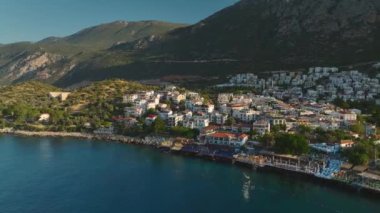 Ka 'daki lüks yatlar ve çarpıcı kıyı manzaralarıyla dolu güzel marinaya bakın..