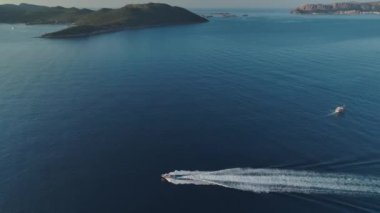 Antalya bölgesinde lüks yatlar ve yelkenlilerle dolu Ka kasabasındaki marinayı izle..