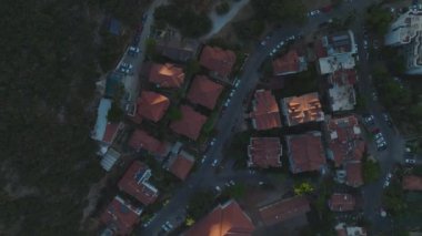 Ka kasabasındaki güzel marinaya bakın. Manzaralı sahil boyunca lüks yatlarla dolu..