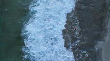 Şafak vakti bir Akdeniz plajının huzurlu güzelliğini tecrübe edin, güneşli kıyıları büyüleyici 4K çözünürlükte parlıyor..