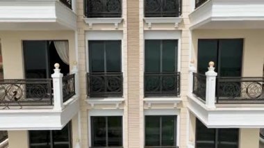 Akdeniz boyunca yaşayan ve çarpıcı 4K detaylarıyla yakalanan kıyı elitlerinin zirvesini keşfedin..