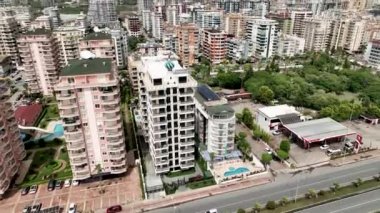 Seçkin Akdeniz evleriyle donanımlı deniz manzarasına hayran olunur. Doğayla uyum 4K 'da yakalanır..