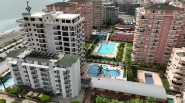 Riviera 'da şenlik, Akdeniz' de yaşayan elitlerin lüks konforlarla, 4K 'lık coşkuyla tanımlandığı yerde..