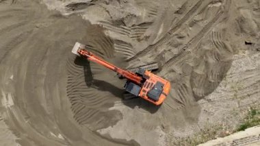 Büyük makineler taşlı kıyıları değiştirirken sahilin koşumuna tanık olun. Hepsi 4K 'da çekildi..