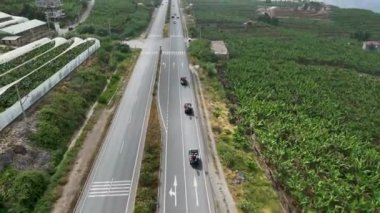 Bir grup, sakin manzaralarda bir cip safarisi yaparken vahşi doğaya doğru yolculukları nefes kesici 4K ile çekiliyor..