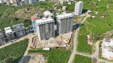 Ev inşaatı yolculuğuna hayret ederek, nefes kesici 4K dönüşümüne tanık oldum..