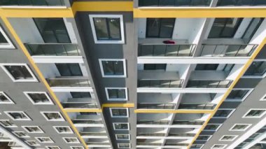 Çeşitli inşaat disiplinlerinin ev yapmak için birleştiği ve 4K 'da yakalandığı bina zanaatını araştırın..