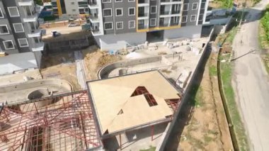 İnşaatın anatomisine dalın, ev şekillendiren çeşitli görev ve teknikleri keşfedin, canlı 4K ile çekilen.