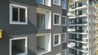 İnşaatın çeşitli dünyasındaki alet ve görevlerden oluşan bir duvar halısı keşfedin. 4K 'da ele geçirilen karmaşık çalışma..
