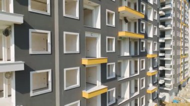 4K 'da havadan ele geçirilen çeşitli teknikler ve görevlerin gözler önüne serildiği evler inşa etmede kaydedilen ilerleme sütunlarına bakın.