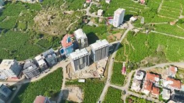 Gökyüzünden parlak 4K ile yakalanan gökyüzü ve evleri şekillendiren inşaat çalışmalarının birçok yüzüne bakın..