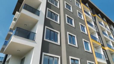 Ev yapımında kullanılan emek katmanlarının derinliklerine dalın. 4K 'da çekilen karmaşık bir iş dünyası..