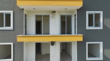 Ev inşaatının değişik ritimlerindeki ilerlemenin nabzını hisset. Her aşama 4K ile detaylandırılmış..