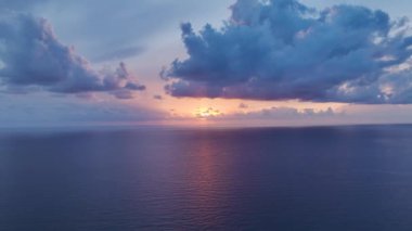 Akdeniz 'de hava yoluyla 4K' da yakalanan yoga meraklılarının gün batımındaki siluetlerine hayranım..