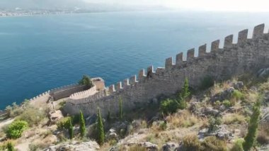 Gök mavisi suların ortasında antik çağlardan kalma bir amblem olan Alanyas sahil kalesinin ihtişamı 4K berraklığında filme alındı..