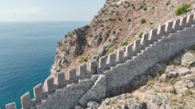 Alanya 'nın tacını keşfedin, Akdeniz' in görkemli bir kalesi, duvarları 4K 'da geçmişten hikayeler anlatıyor..