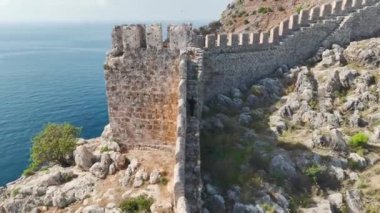 Güneş ışığının taşları sıcacık yıkadığı antik Alanya nöbetine hayran olun. Her detay 4K 'da havada yakalanır..
