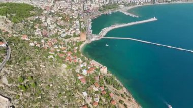 Gök mavisi Akdeniz 'e karşı kurulmuş Alanya' nın kalesinin güneş tarafından öpülen taşlarının çarpıcı 4K 'da sergilenmesini deneyin..