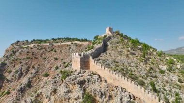 Alanya 'nın antik ihtişamını keşfedin. Mavi deniz ile yeşil manzaralar arasında yuva yapmış bir kale. 4K' da ele geçirilmiş..