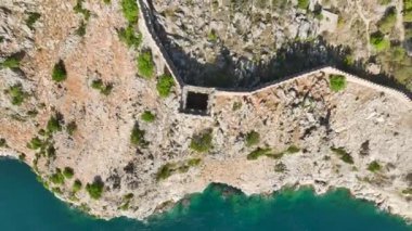 Alanyas saatine hayret, Akdeniz 'e tepeden bakan antik bir kale, canlı 4K detaylarıyla ele geçirildi..