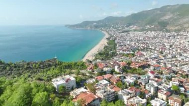 Alanya 'nın antik kucaklamasını tecrübe et, kalenin ve denizin ahenk içinde var olduğu, büyüleyici 4K içinde yakalandığı yeri..