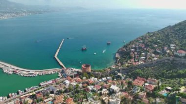 Akdeniz 'in koruyucularını, Alanya' nın kale duvarlarını, 4K 'da deniz üzerinde yükselen tarihlerini araştır..