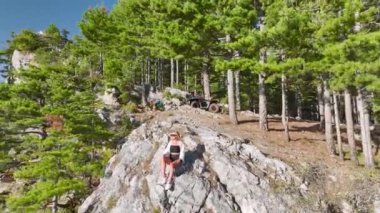 Sükûnetin özünü yakalayın. Bir kız, yüksek dağlarda huzur bulur. Canlı 4K detaylarıyla sergilenir..