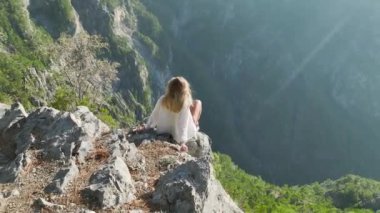 Bir kızın dağın zirvelerinde nefes kesici 4K 'larla sergilenen huzur dolu sığınağını bulduğu yüksek bir kaçış keşfedin..