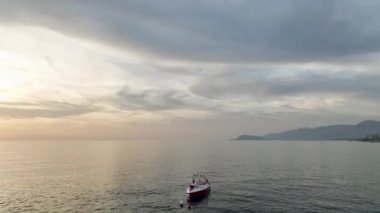 4K 'da sergilenen turuncu günbatımının gölgesinin altında bir sürat teknesi gibi dalgaları ve mucizeleri keşfeder..