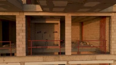 Kıyı inşaat balesine dalın, işçilerin sahil kenarında barınaklar kurduğu, hassasiyetleri 4K 'da yakalanan.