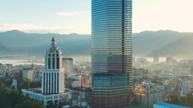 Batumi 'nin uyanışına katılın, cam cepheler yeni doğan ışık altında parıldarken, şehir büyüsü 4K' da yakalanır..