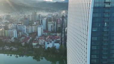 Şahit Batumis aydınlık başlangıçlar, kulelerin ve gelgitlerin birleştiği yerde, 4K 'daki manzaralı gezinti alanında günler başlıyor..