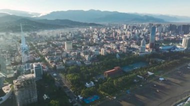 Batumi 'de bir gündoğumu senfonisine hayranlık duyun, burada kuleler ve gelgitler uyum içinde, her an havadan 4K ile çekiliyor..