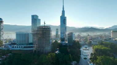 İlk ışıkta Batumi 'yi keşfedin, modernliğin denizle buluştuğu bir yer, yüksek cam evleri ve kıtır kıtır 4K içinde gezindiği bir yer..