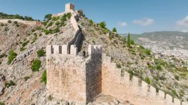 Alanyas kıyı kalesinde hikayelerin yükselmesine izin ver, denize karşı bir masal kalesi, her hikaye 4K 'da ele geçirildi..