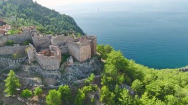 Antik Alanya kalesinin güneş ışığıyla aydınlanan mirasına dalın, tarihi gücü ve güzelliği 4K 'da sergilendi..