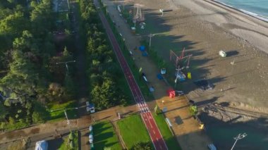 Batumi 'nin ufuk çizgisini tanımlayan kıyı camı devlerine hayret. Şafakta canlanan şehir, çarpıcı bir şekilde 4K' da ele geçirildi..