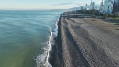 Gündoğumu ihtişamına dalın Batumi 'de, modern cam binaların denizle buluştuğu yerde, her an canlı 4K ile detaylandırılmıştır..