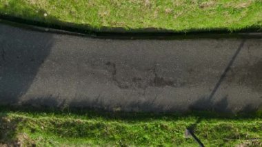 Adımlardaki dinginliği tecrübe edin, güzel bir model Batumi 'nin botanik harikalarında gezinirken, büyüleyici 4K' da çekiliyor..