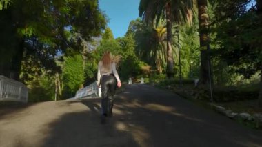 Modeller Batumi 'nin Botanik Bahçesi' nde 4K 'da sergilenirken, yeşiller arasındaki zarafete hayranlık duyun..