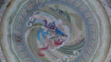 Batumis güzelliğini şehir meydanında poz veren bir modelin zarif vitriniyle yaşayın..