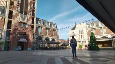 Gürcistan, Batumi 'de canlı 4K' da çekilen model günbatımı fotoğraf çekimi sırasında kare ve siluetleri tecrübe edin..