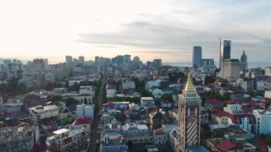 Batumi 'nin özünü yakalayın, 4K' da sonsuz güzelliklerinden zevk alan eski caddeleri ve evleri keşfedin..
