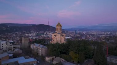 Şafağın ilk ışıklarına tanık olun. Tiflis 'in güzel katedralinin üzerine huzurlu bir renk serpiştiriyorlar. Çarpıcı bir 4K detayıyla yakalandılar..