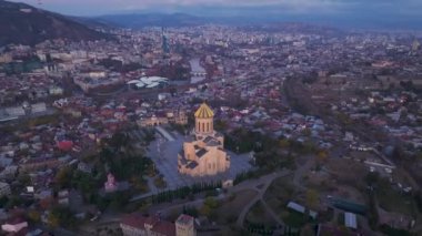 Tiflis 'te ilahi şafağı deneyin, katedralin hoş bir sabah parıltısıyla yıkandığı, havadan 4K' da sergilendiği..
