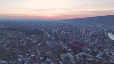Tiflis 'te gün doğumunun ihtişamını deneyimlemek, renkli bir duvar halısı içinde kentsel güzelliği gözler önüne sermek, canlı 4K ile serilmek..