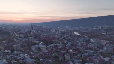 Tiflis 'in uyanışına tanık olun. Şafak vakti nefes kesen 4K berraklığıyla çekilen çarpıcı bir şehir manzarası..